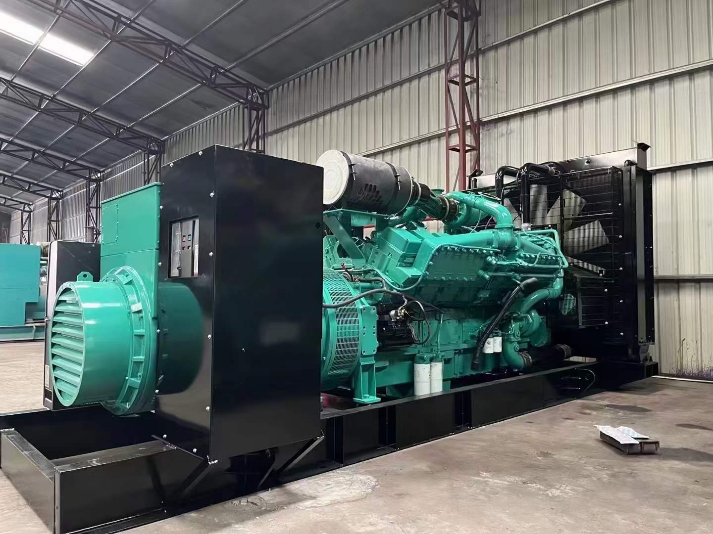 钟楼如何降低 800kW 柴油发电机输出电流的波动？