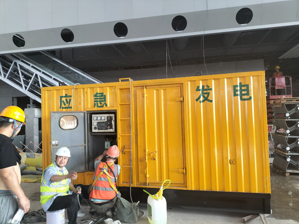 钟楼怎样判断空气滤清器是否需要更换？